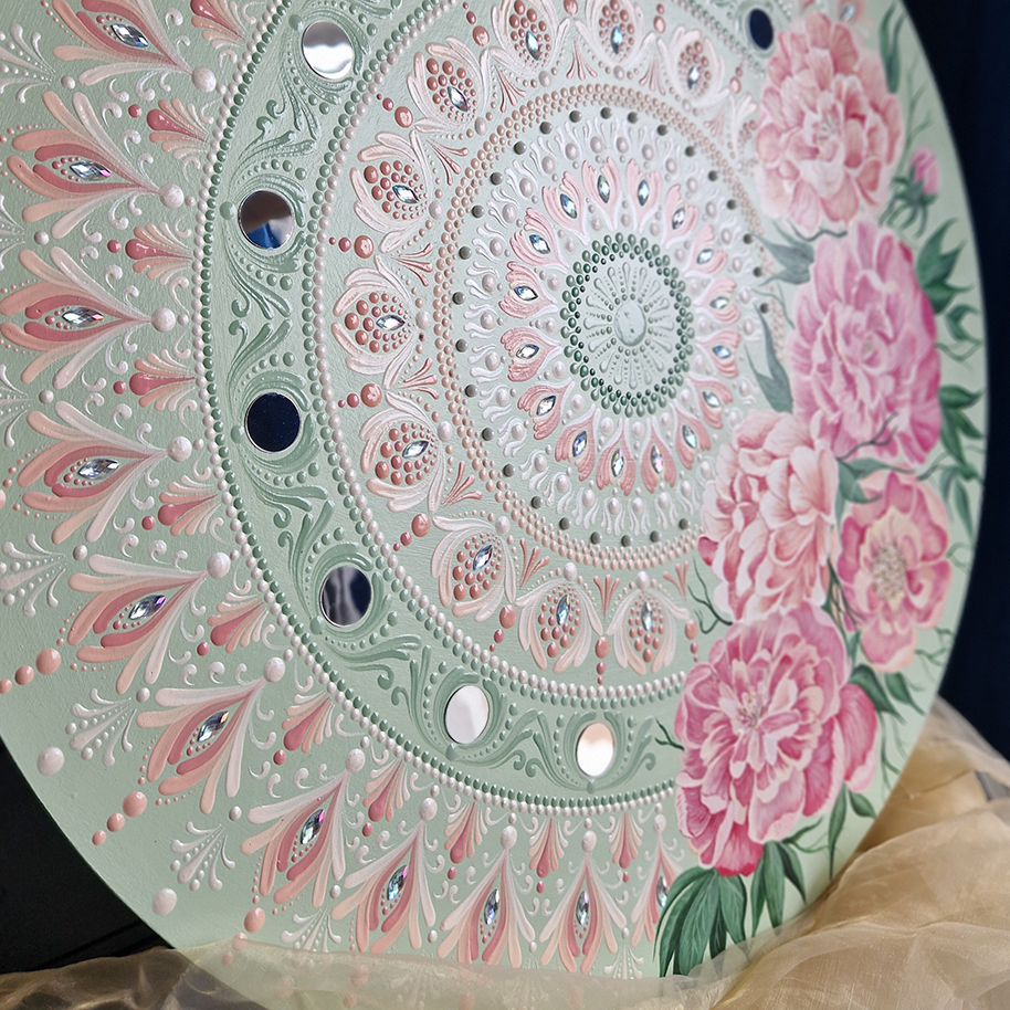 Ręcznie malowane różowe piwonie na miętowej mandali dot painting