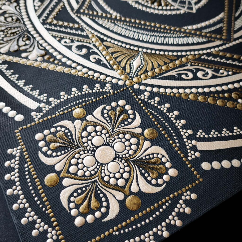 Precyzyjny, złoty ornament ręcznie malowanej czarno-złotej mandali geometrycznej