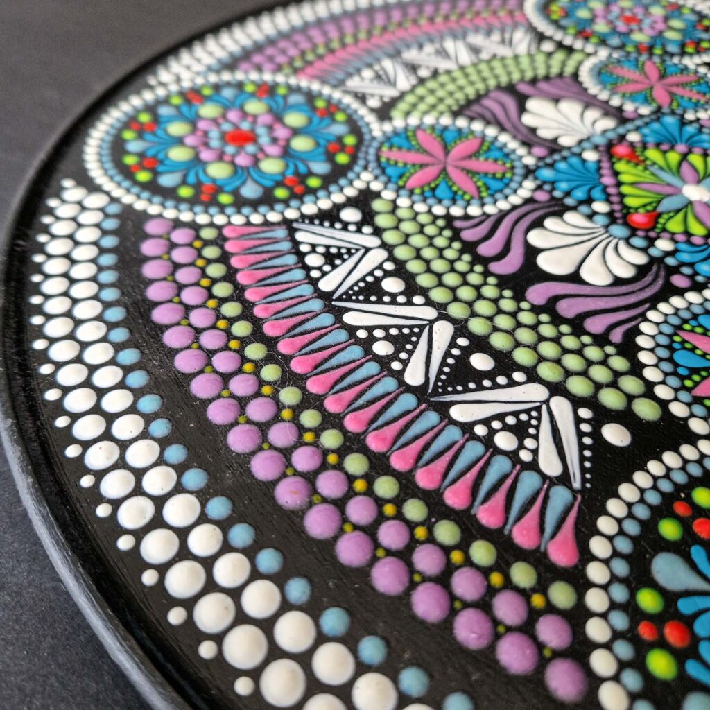 Detale ręcznie malowanej mandali - wypukłe kropki dot painting w świetle dnia
