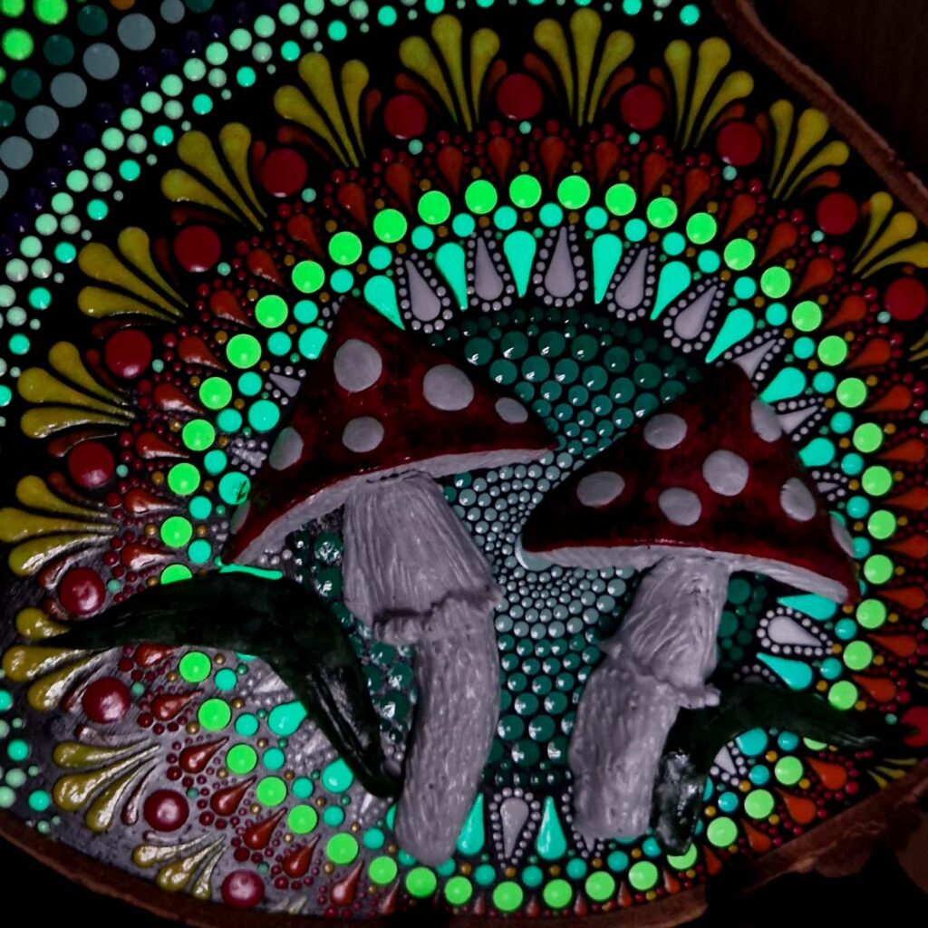 Mandala z muchomorami świecąca w ciemności - efekt fosforyzujący - relief 3D na drewnie.