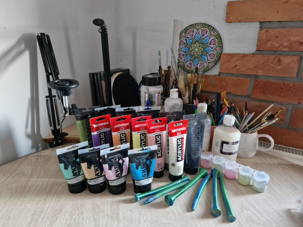 Personalizowane mandale – pędzle i farby akrylowe w pracowni Ilony Gałysy