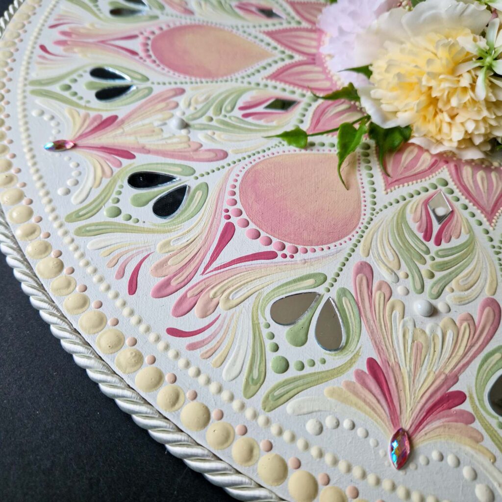 Detale kompozycji florystycznej i kropek na przestrzennej mandali 3D