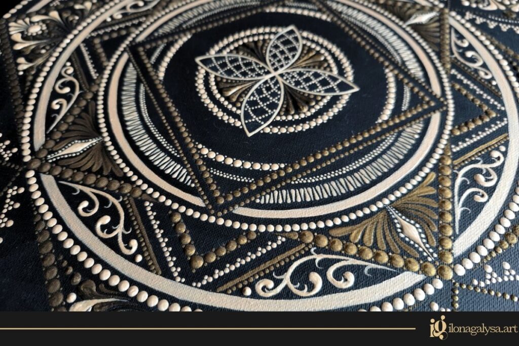 Złoto i czerń w sztuce: ręcznie malowana mandala techniką dot painting na czarnym tle – Ilona Gałysa Art