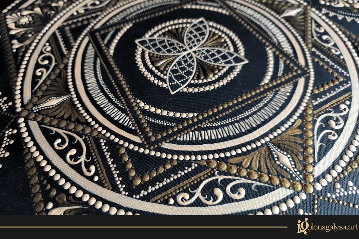 Złoto i czerń w sztuce: ręcznie malowana mandala techniką dot painting na czarnym tle – Ilona Gałysa Art